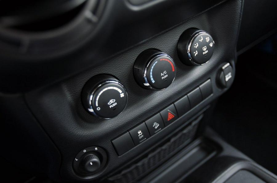  Jeep Wrangler Sport 2012 года  (фото 16 из 60)